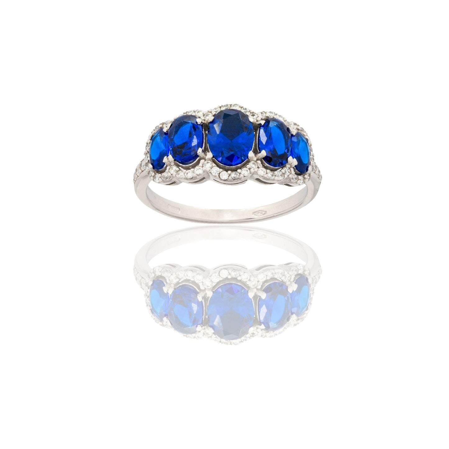 Anello Oro Bianco Oro 18 carati 5 Pietre Ovali Con Contorno Zirconi Bianchi, Zirconi Blu spessore gambo mm. 1,8 spessore pietre a scalare 9,7-8,6-7,6