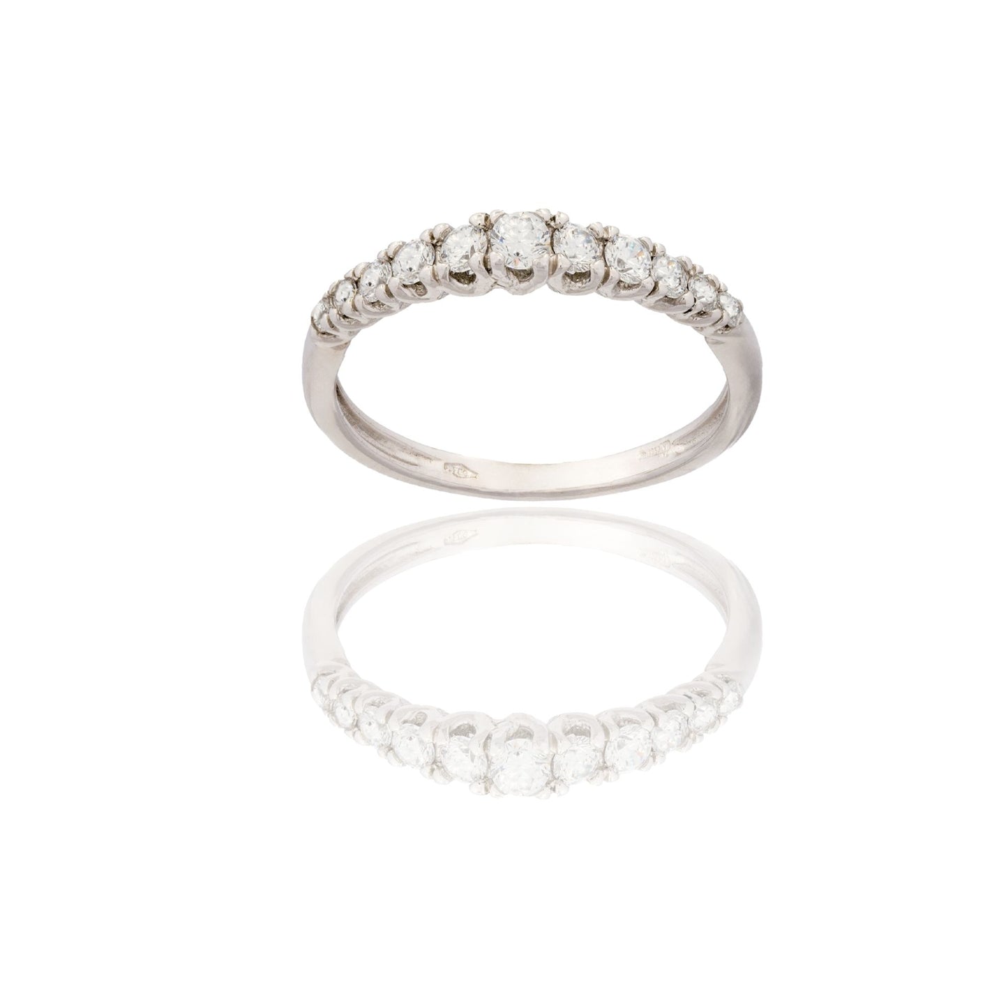 Anello Oro Bianco Oro 18 carati Mezza Veretta Appuntita Zirconi Bianchi spessore gambo 1,8 mm , spessore pietre scalari 3,3-3-2-1,7