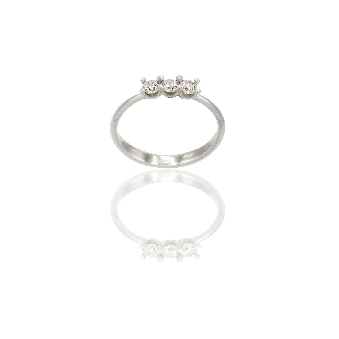 Anello Oro Bianco Oro 18 carati Trilogy 4 griffe Zirconi Bianchi spessore gambo 2,6 mm , spessore pietra 3,5