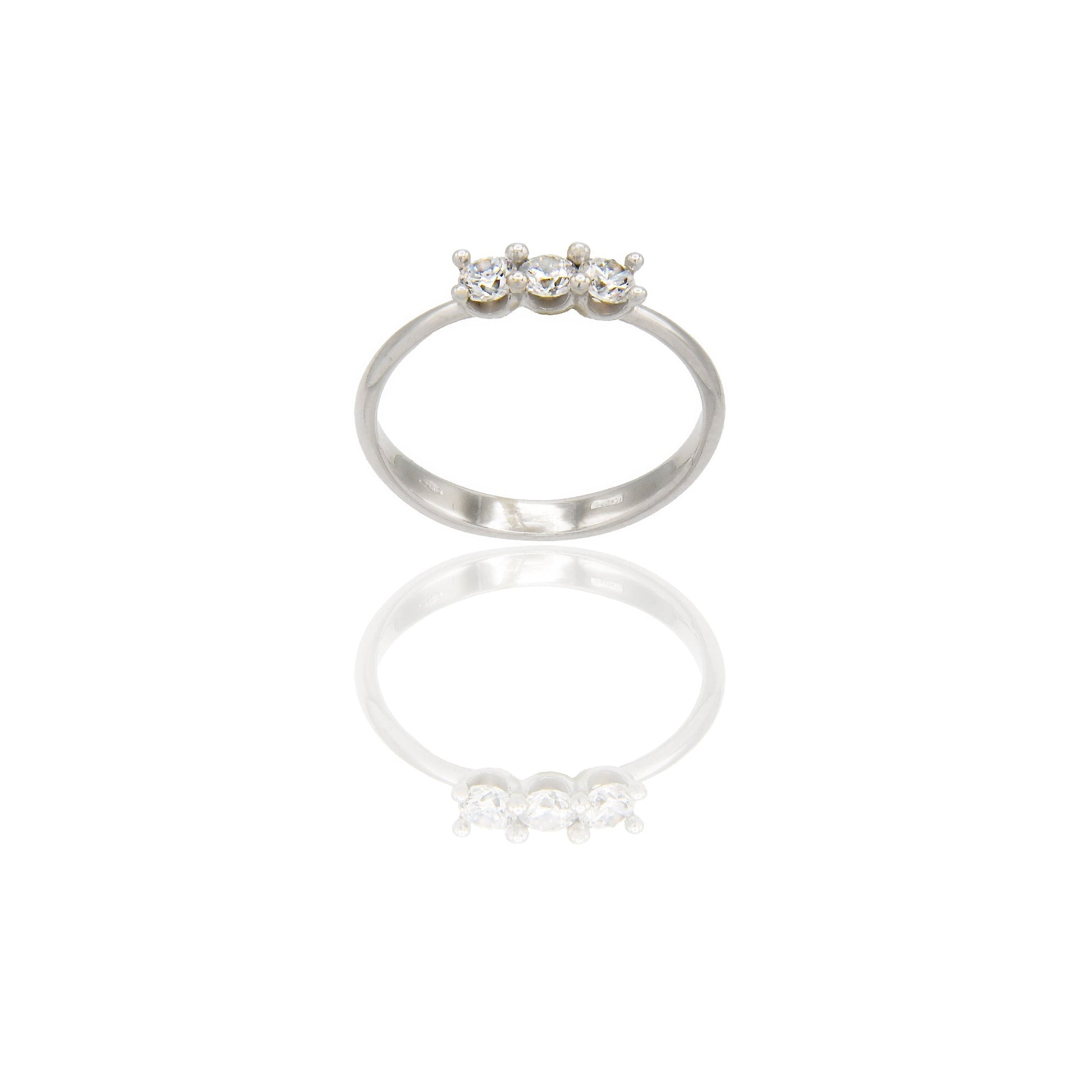 Anello Oro Bianco Oro 18 carati Trilogy 4 griffe Zirconi Bianchi spessore gambo 2,6 mm , spessore pietra 3,5