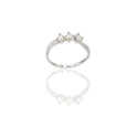 Anello Oro Bianco Oro 18 carati Trilogy 4 griffe Zirconi Bianchi spessore gambo 1,40 mm , spessore pietra 5