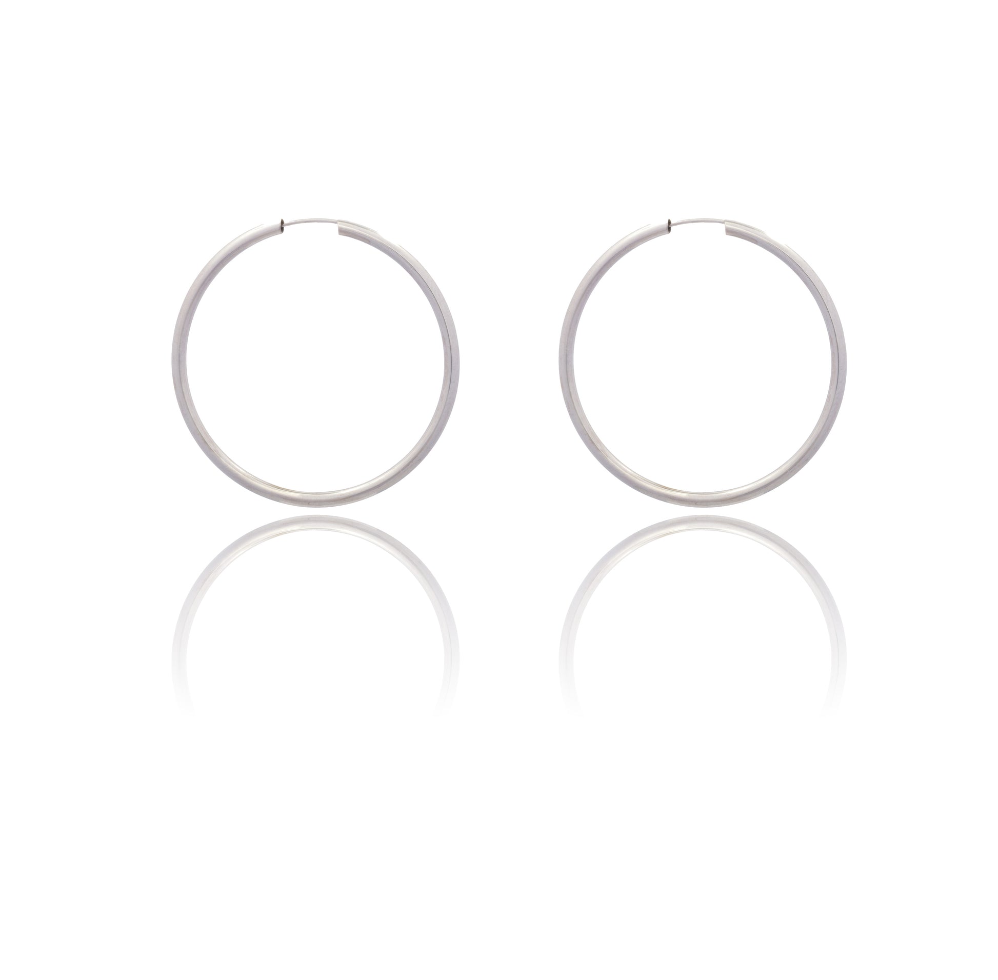 Orecchini Oro Bianco Oro 18 carati  Cerchio Chiusura A Scomparsa  Solo Oro Spessore mm 2 diametro interno cm.4